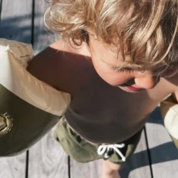 Pripuciami Ratai Ant Ranku Olive Su Berniuku