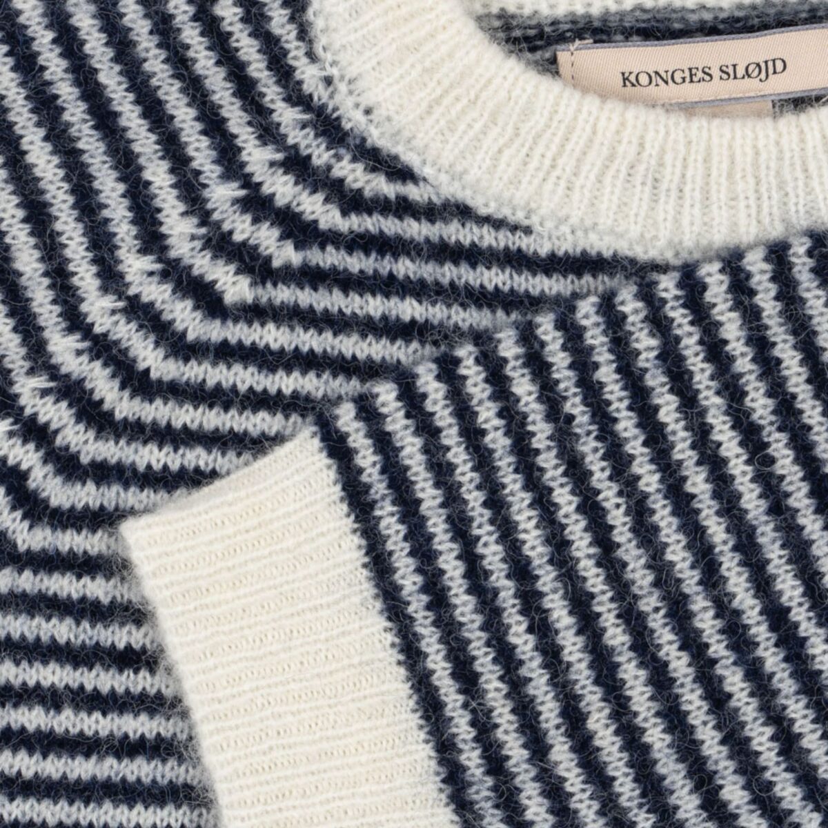 Siltas Megztinis Konges Melynas Su Baltu